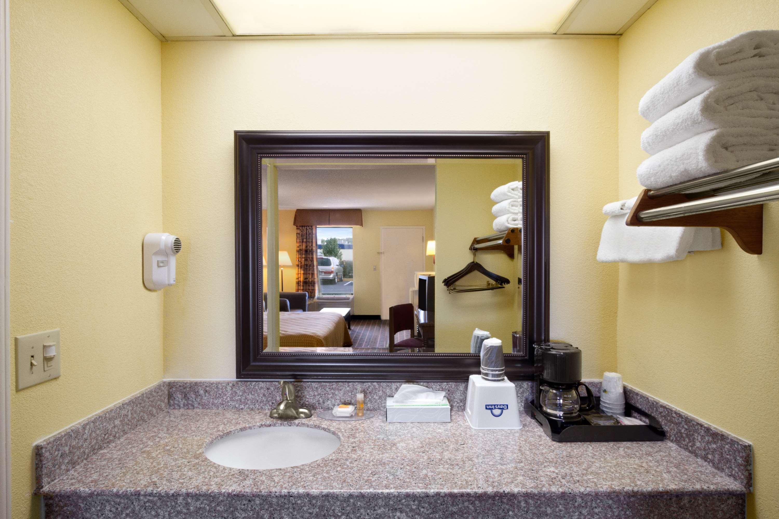 Days Inn By Wyndham Richburg Esterno foto