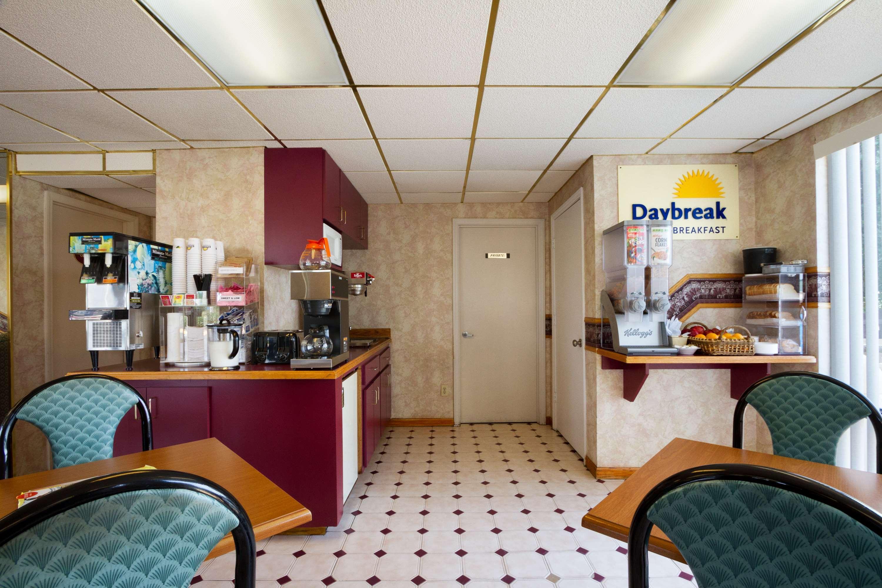 Days Inn By Wyndham Richburg Esterno foto